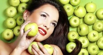 Le masque de pomme peut revitaliser la peau autour des yeux