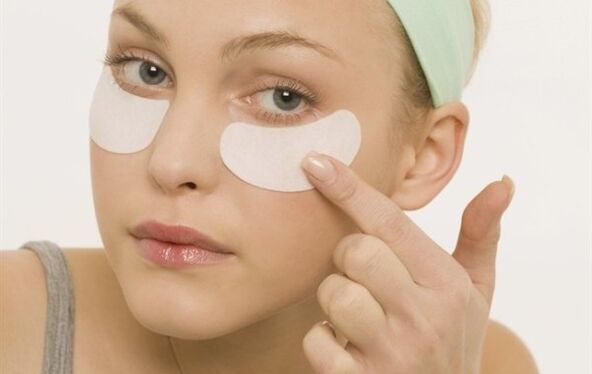 Utilisez des patchs pour rajeunir la peau autour des yeux
