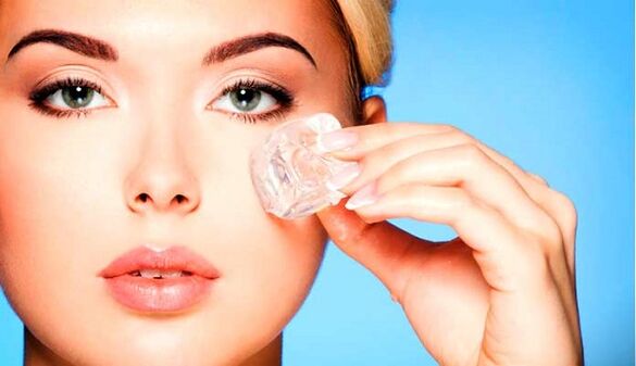 La glace de beauté peut revitaliser la peau autour des yeux