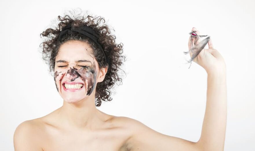 Une dame subissant un traitement de rajeunissement de la peau du visage