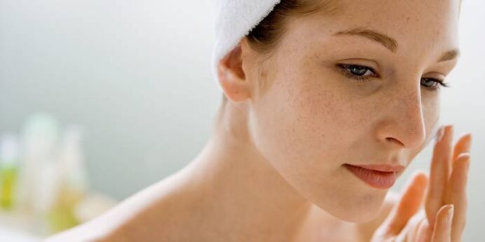 Utilisez régulièrement des huiles essentielles pour hydrater la peau de votre visage